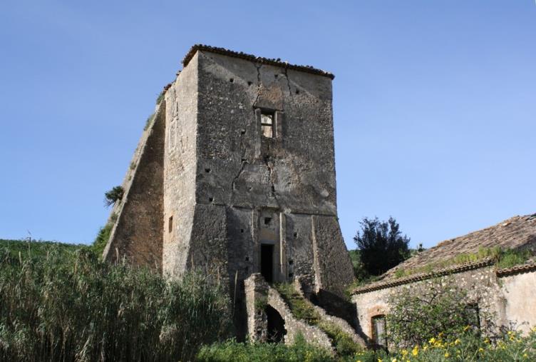 images La nuova sezione di Italia Nostra “Paolo Orsi” Soverato-Guardavalle: "La Torre Ancinale rischia di crollare"