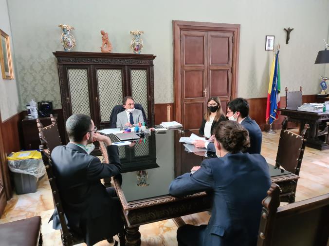 images Liceo scientifico "Siciliani". I rappresentanti degli studenti dopo l'incontro con Abramo: "Sì alla sede in centro storico solo se è sicura quanto quella di Siano"