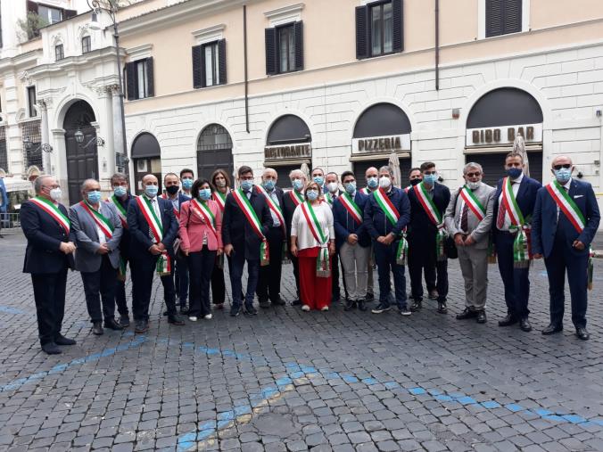 images Oggi nuovo sit-in a Roma per i sindaci calabresi. Una delegazione incontrerà il presidente Commissione Sanità (FOTO)