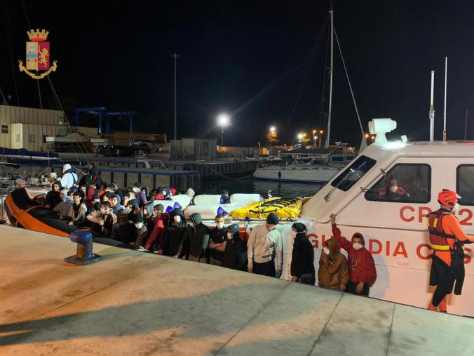 images Crotone, sbarco nella notte: oltre 250 migranti tra cui donne e bambini