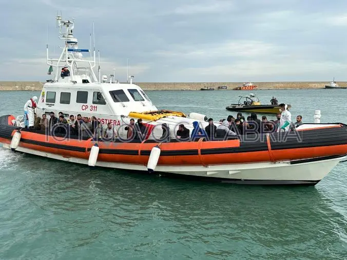 Nuovo sbarco nel pomeriggio a Roccella Ionica: in 87 soccorsi al largo della costa calabrese