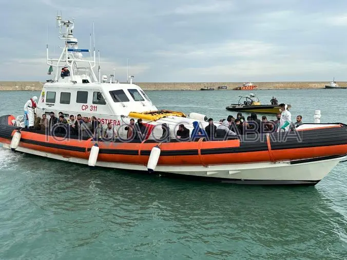 Migranti, nuovo sbarco a Crotone: al vaglio la posizione dei sospetti scafisti