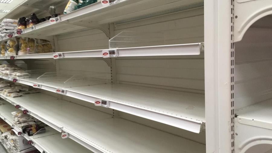 images Coronavirus. Supermercati presi d'assalto: scaffali svuotati da cittadini in preda alla psicosi