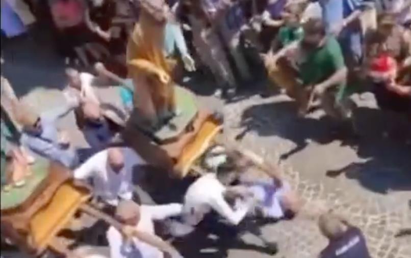 images Pazzano, inciampa e cade sotto la statua: tragedia sfiorata alla processione (VIDEO)