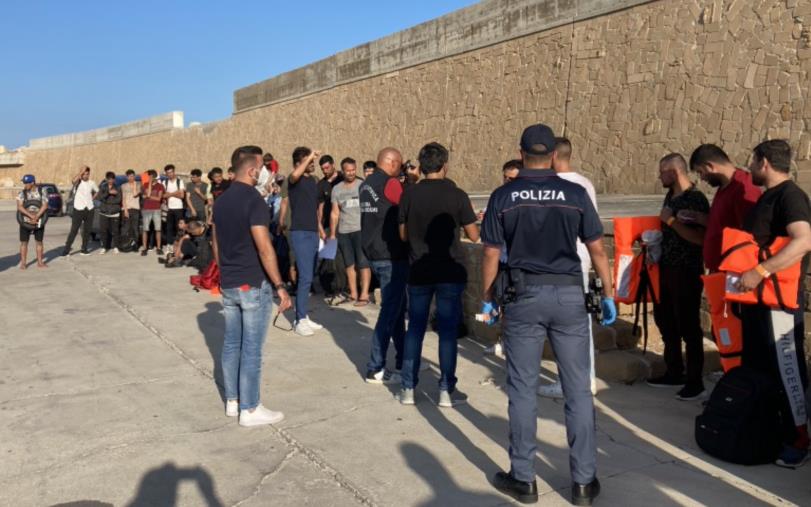 images Sbarco a Le Castella, arrestato uno scafista egiziano dopo una settimana di indagini