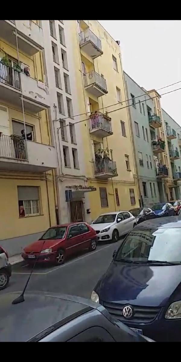 Coronavirus. In via Cilea a Catanzaro musica dai balconi per ringraziare medici e infermieri e dedicare un pensiero ai malati (VIDEO)