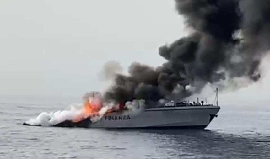 Va in fiamme e poi affonda una motonave della Finanza sulle coste di Bianco: equipaggio in salvo 