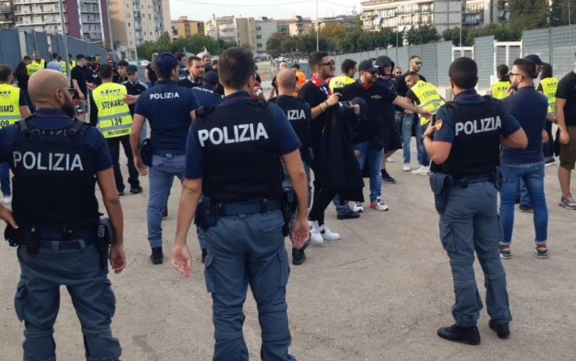 images Lancio di fumogeni in campo, Daspo per due tifosi crotonesi 