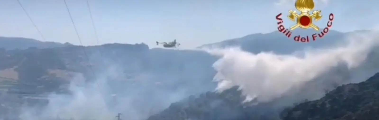 images Vasto incendio nel Reggino: a Caulonia le fiamme cingono Madonna dello Scoglio 