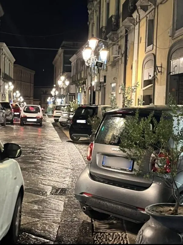 Catanzaro, i parcheggi abusivi sul Corso nei weekend notturni