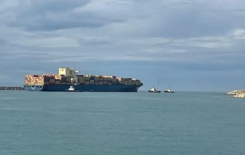 images Nave portacontainer urta il molo e si incaglia al porto di Gioia Tauro 