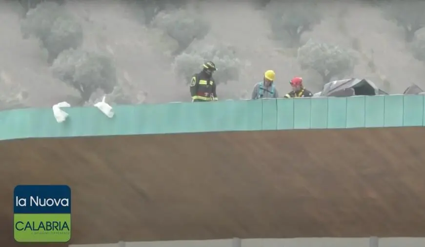 images Vento a Catanzaro, divelto il tetto dell'auditorium Umg: evacuate le aule (VIDEO)