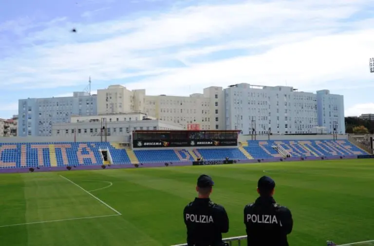 Incontro di calcio Crotone-Cerignola, tifoso pugliese colpito da Daspo