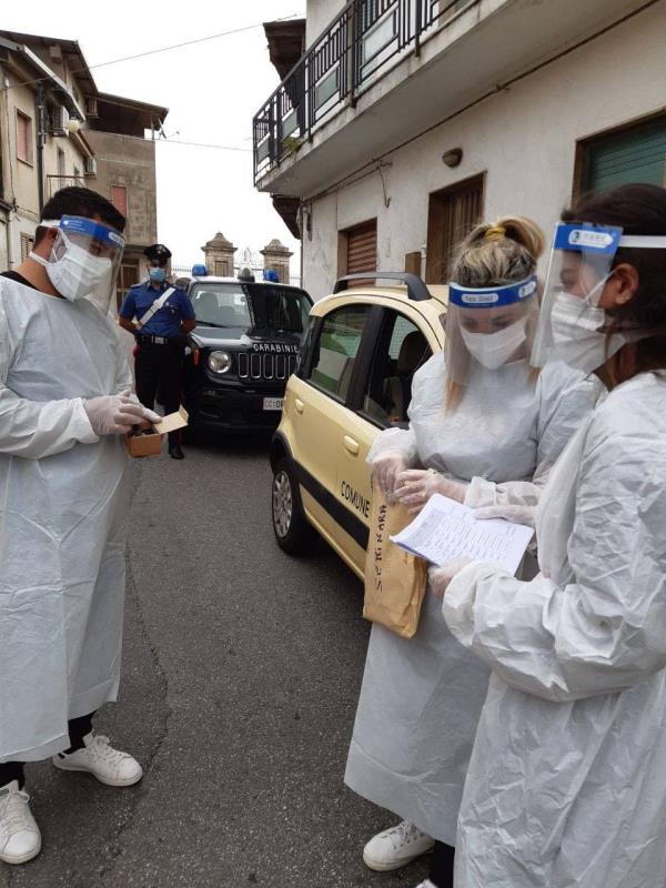 images Seminara. I carabinieri aiutano a far votare le persone positive al Covid