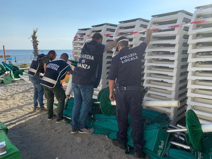 images Spiaggia occupata abusivamente da lettini e ombrelloni: denunce nel reggino