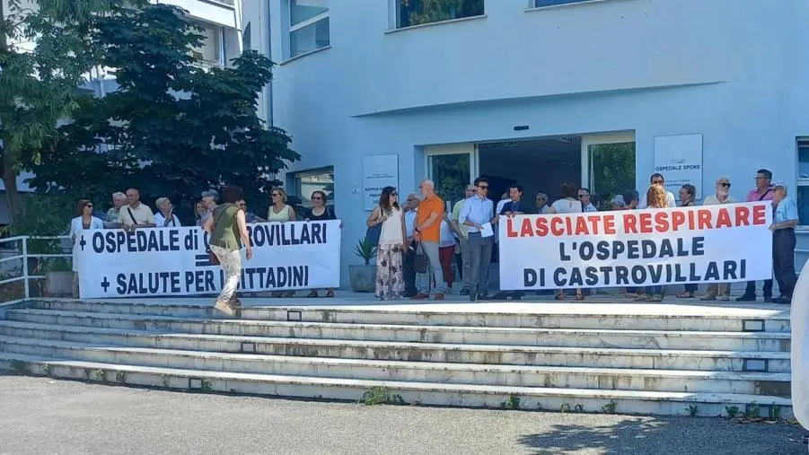 images Quarto sit-in a Castrovillari, Laghi: “Un ospedale che non può operare non è un ospedale”