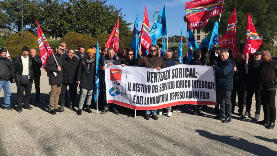 images La crisi Sorical "divide" i sindacati. Davanti ai cancelli solo bandiere di Uil e Cgil