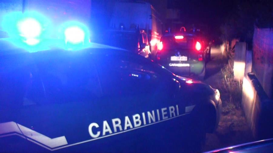 Sorpresi di notte a scaricare rifiuti edili sul greto del torrente Valanidi: due denunce a Reggio Calabria