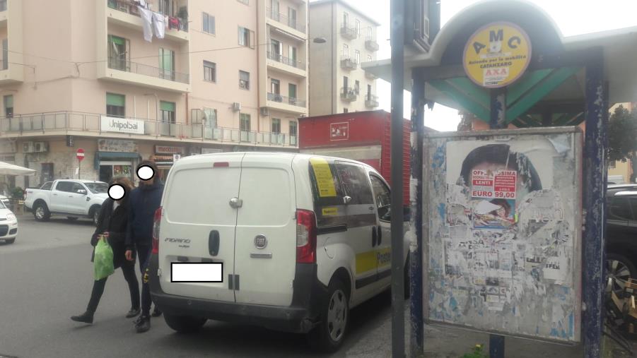 Sosta selvaggia a Catanzaro, furgoncino delle Poste Italiane blocca la fermata dell'autobus