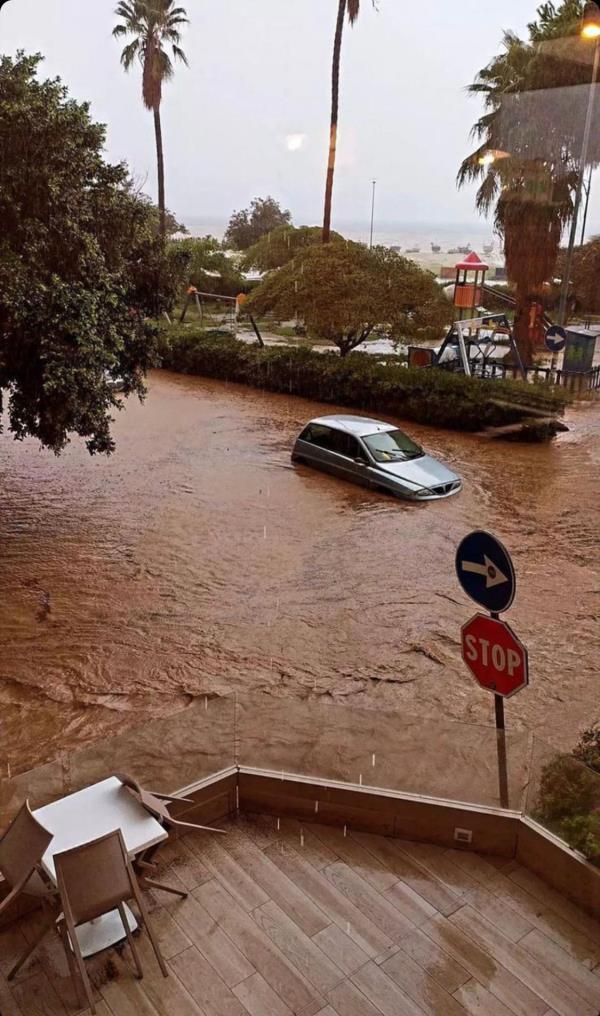 images Maltempo. A Soverato strade invase dal fango trasformate in veri e propri fiumi 