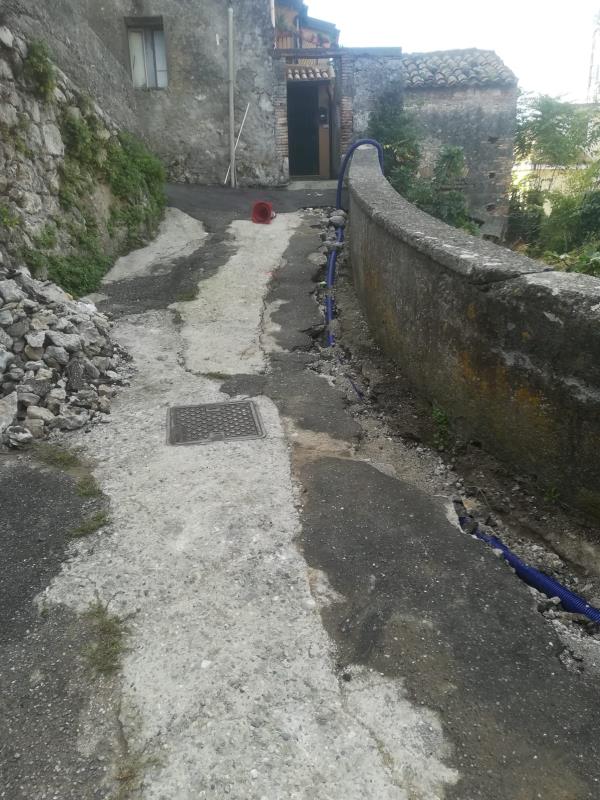 Malumori dei residenti di via San Francesco d'Assisi a Gagliano: "La strada è un rattoppo di asfalto" (FOTO)