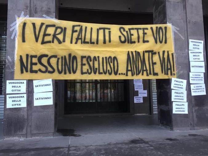 images Cosenza, Assemblea cittadina "Stutamuli tutti": "I veri falliti siete voi. Nessuno escluso. Andate via"