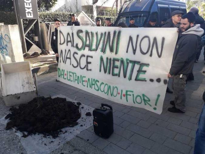 images REGIONALI. Salvini in Calabria: a Rende gli striscioni contro il leader della Lega