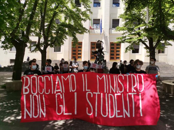 images Cosenza. Studenti in piazza contro didattica a distanza e modalità poco chiare dell'esame di Stato (VIDEO E FOTO)
