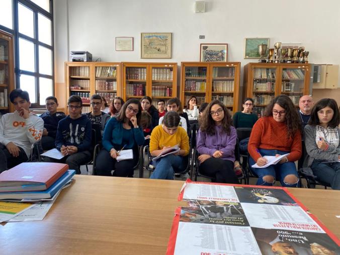 images Catanzaro, alla scuola media "Pascoli" i giornalisti del futuro interrogano "La Nuova Calabria"