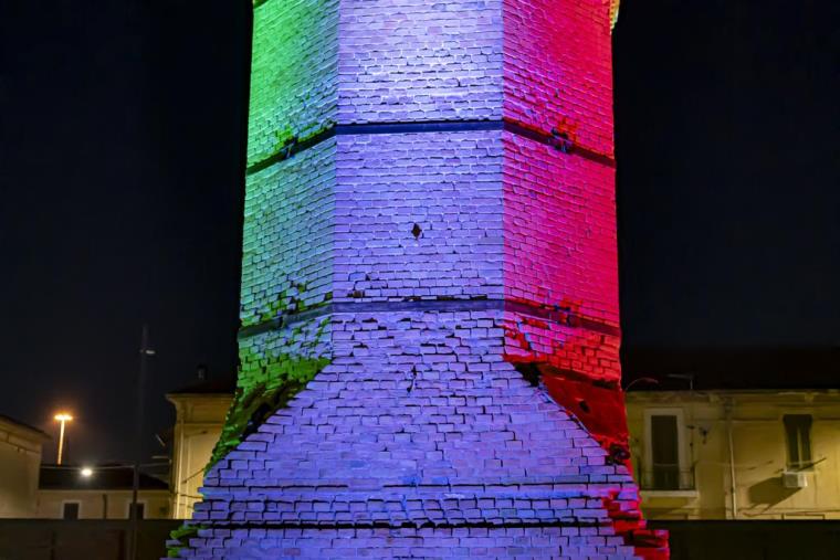 images La torre della Tonnina a Catanzaro Lido si illumina con il Tricolore. Pisano: "L'antica ciminiera ancora più suggestiva"