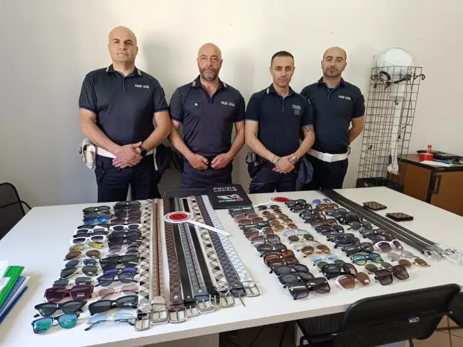 Ambulanti, sequestri e sanzioni a Tropea per merce contraffatta
