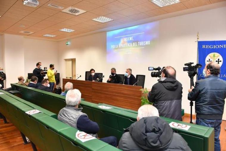 Turismo. Vertice in Regione tra politica e gli operatori del settore (FOTO E VIDEO)