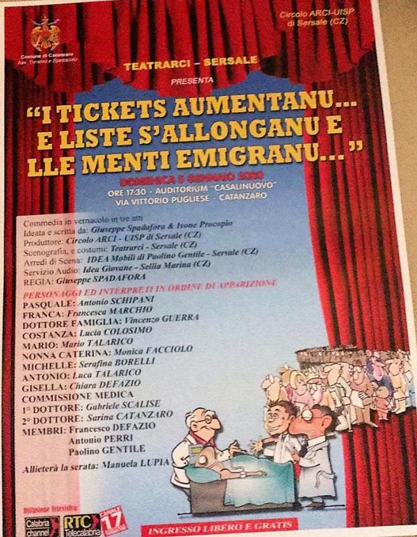 "I tickets aumentanu … e liste s’allonganu e lee menti emigranu …”. La commedia in vernacolo