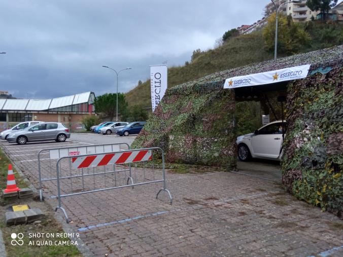 Catanzaro. Focolaio a Viale Isonzo, effettuati 325 tamponi nella tensostruttura militare allestita nel piazzale della funicolare 