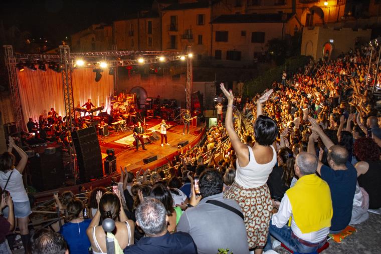 images Eurofestival ad Altomonte: i Tiromancino al festival fanno cantare il pubblico 