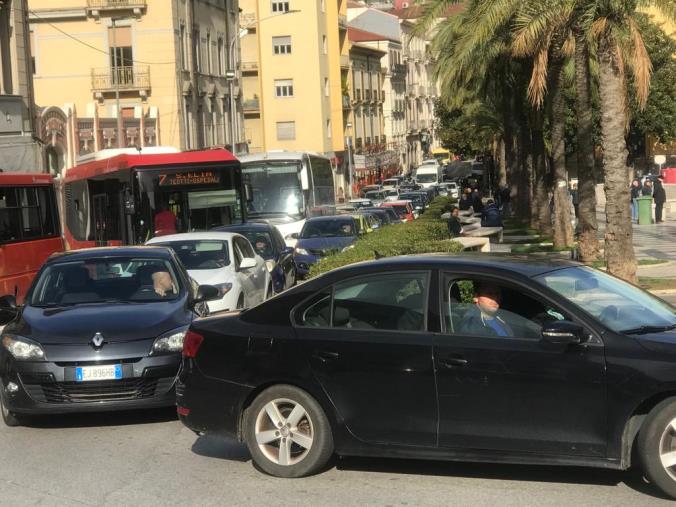 images Soste selvagge a Piazza Matteotti, traffico il tilt per oltre mezz'ora 