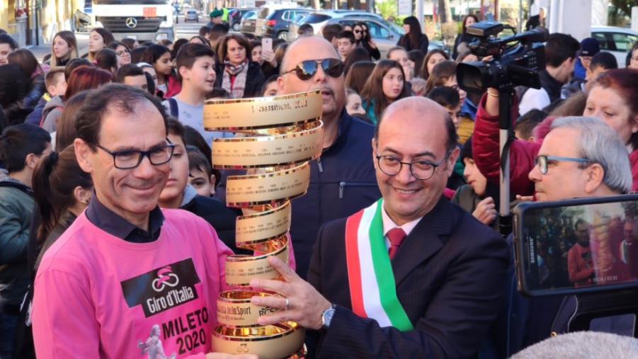 In esposizione a Mileto il “Trofeo senza fine”: il premio per chi vince il Giro d’Italia