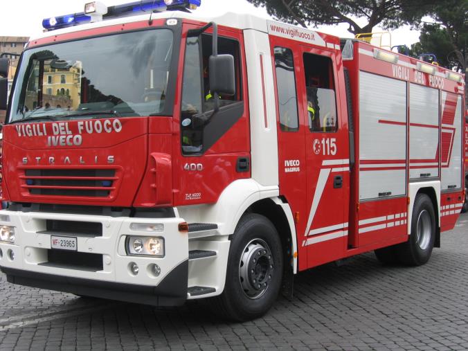 images Incendio in un box nel Vibonese, distrutta un'auto e attrezzature agricole