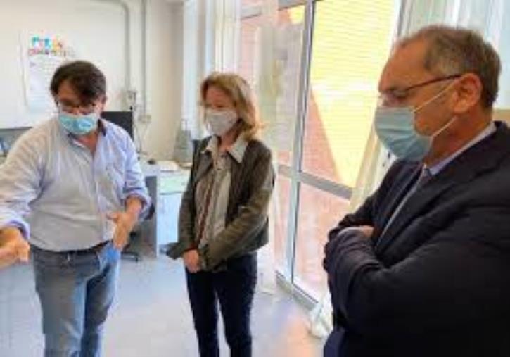 L'assessore Savaglio in visita al laboratorio fisico dell'Arpacal a Catanzaro: "Il lavoro degli specialisti va diffuso"