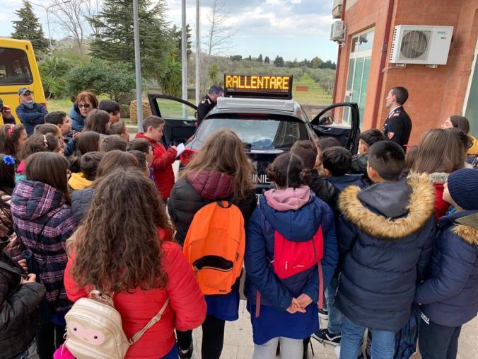 images Gli alunni di Simeri Crichi e Soveria incontrano i Carabinieri per una giornata dedicata alla legalità