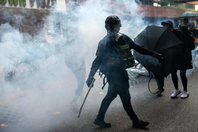 Hong Kong: attivista colpito dalla polizia