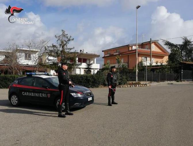 images Esplose colpi di arma da fuoco tra le palazzine popolari di San Pietro a Maida, dovrà scontare una pena di 7 mesi  