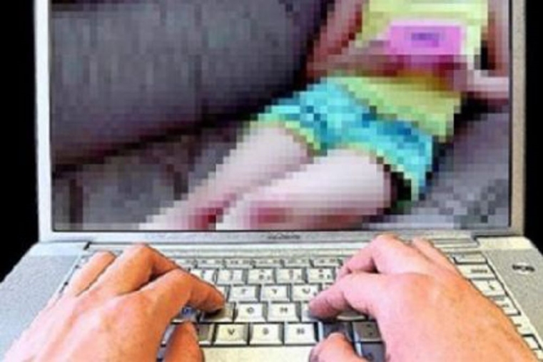 images Costringe la moglie ad avere rapporti sessuali in webcam 