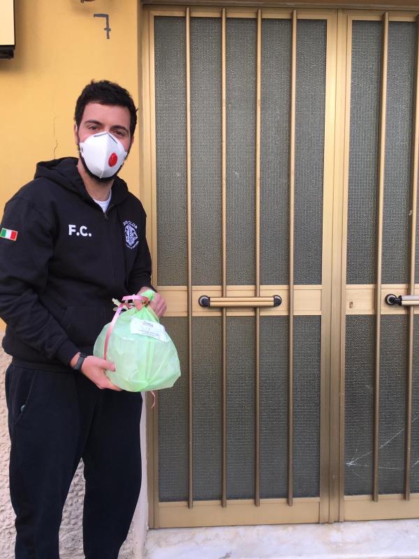Coronavirus. Giovani chef cucinano e i ragazzi di Rotaract e Leo club consegnano a chi viene segnalato da Caritas. Polimeni: “Bellissima iniziativa solidale"