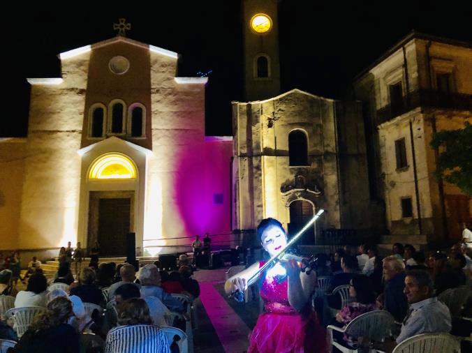 images Estate a Vaccarizzo, violino e bollicine riempiono la piazza