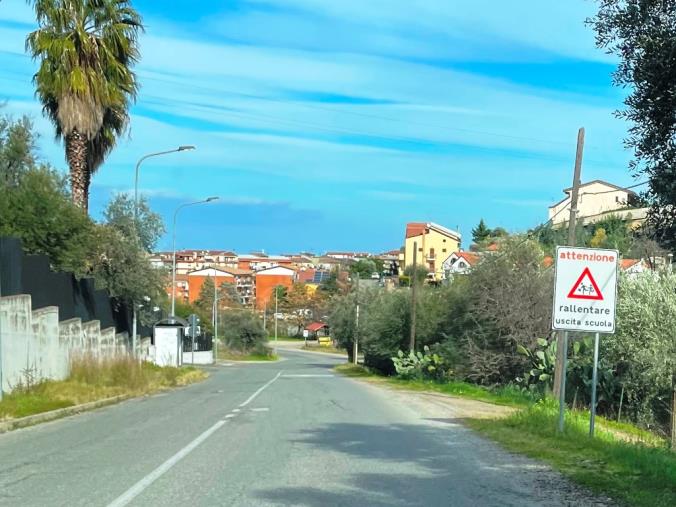 images Corigliano Rossano, incolumità pedoni a rischio in Via Mazzei, Olivo: "Mancano marciapiedi e dossi artificiali, all'uscita di scuola è caos"
