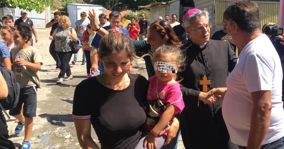 images Lamezia Terme, Vescovo visita campo Rom: "Lasciamo cadere i pregiudizi. Solo l'amore accorcia le distanze" 