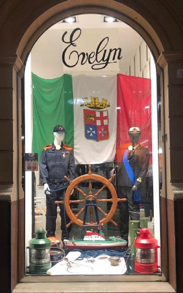 A Crotone si "festeggia" in vetrina: l'omaggio alla Marina Militare e al Corpo delle Capitanerie di porto