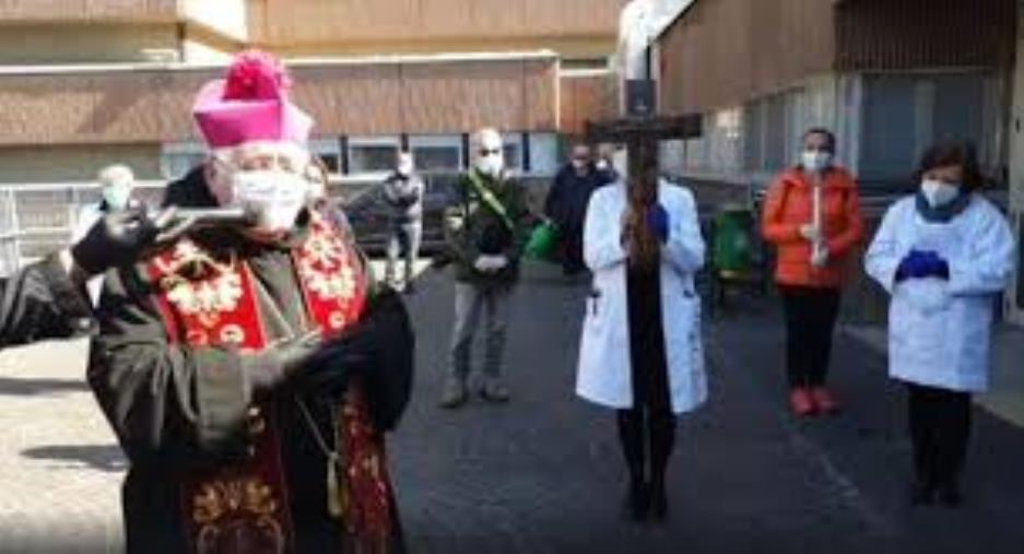 Coronavirus. Via Crucis in solitaria dell'arcivescovo Morosini dalla chiesa all'ospedale reggino: "Atto di devozione al Signore per portare la speranza"