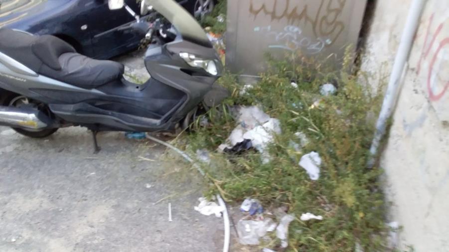 images Decoro urbano. Le scalette di via De Gasperi "affogate" dai rifiuti 